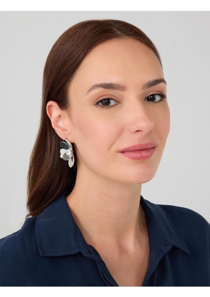 Gümüş Rengi Işıltılı Çiçek Figürlü Modern Küpe