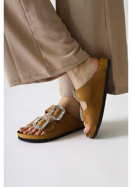 Brisa Taba Süet Taş Detaylı Tokalı Çift Bantlı Terlik fırsatları