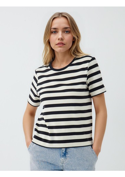 Siyah Bisiklet Yaka Kısa Kollu Desenli Örme Tişört