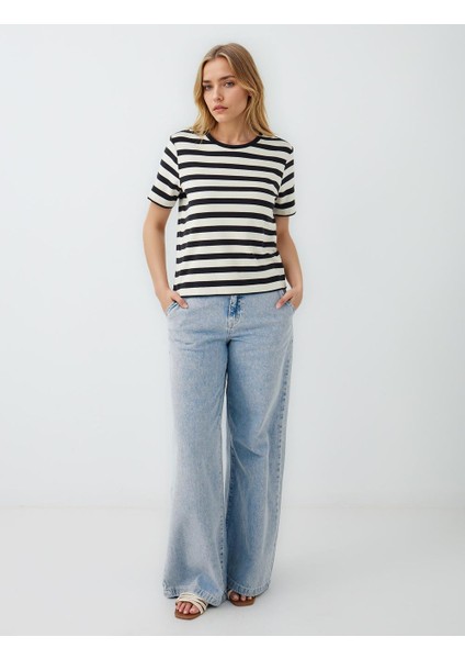 Siyah Bisiklet Yaka Kısa Kollu Desenli Örme Tişört fiyatları