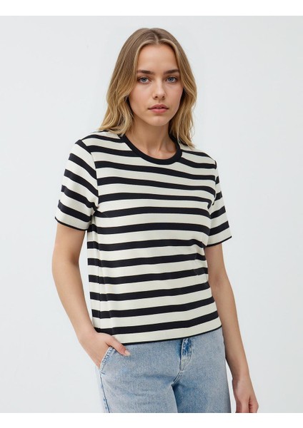 Siyah Bisiklet Yaka Kısa Kollu Desenli Örme Tişört modelleri