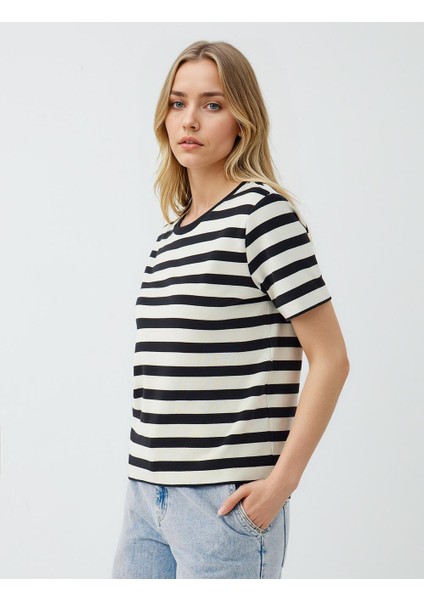 Siyah Bisiklet Yaka Kısa Kollu Desenli Örme Tişört fırsatları