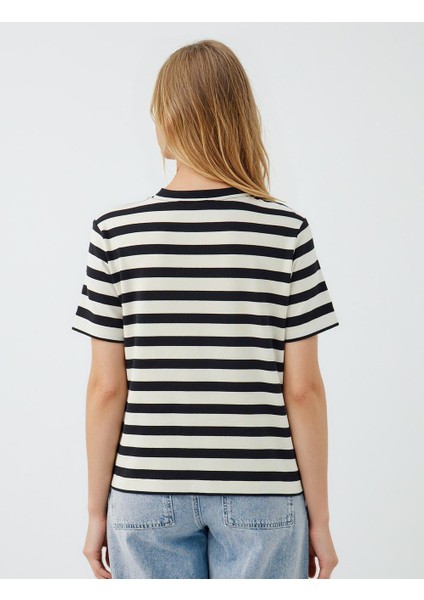 Siyah Bisiklet Yaka Kısa Kollu Desenli Örme Tişört indirimleri