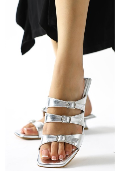 Mellanie Gümüş Rugan Üç Bantlı Kısa Topuklu Terlik modelleri