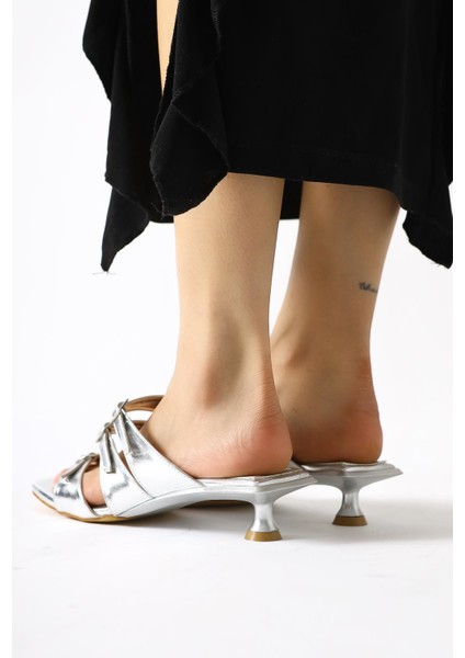 Mellanie Gümüş Rugan Üç Bantlı Kısa Topuklu Terlik fırsatları