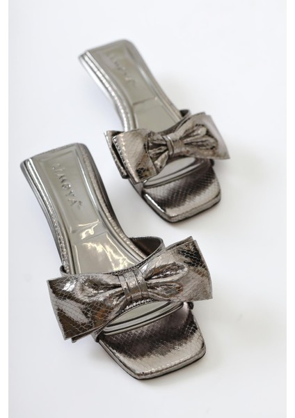 Juvy Parlak Platin Yılan Derisi Dokulu Fiyonklu Terlik
