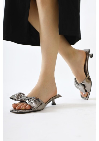 Juvy Parlak Platin Yılan Derisi Dokulu Fiyonklu Terlik fiyatları