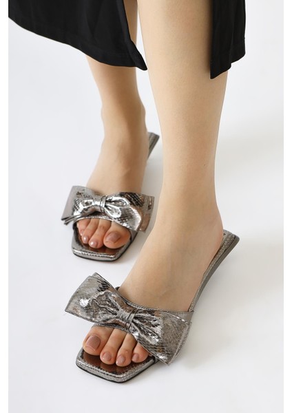 Juvy Parlak Platin Yılan Derisi Dokulu Fiyonklu Terlik fırsatları