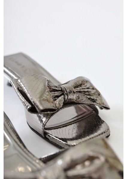 Juvy Parlak Platin Yılan Derisi Dokulu Fiyonklu Terlik indirimleri