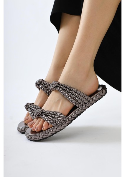 Nessa Platin Rugan Örgü Bantlı Terlik