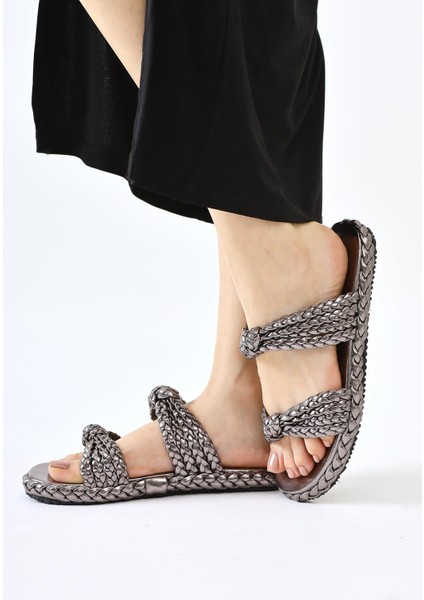 Nessa Platin Rugan Örgü Bantlı Terlik modelleri