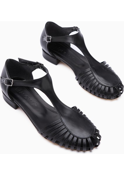 Jonna Siyah Önü Kapalı Tokalı Kadın Sandalet