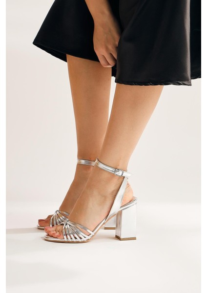Leiya Gümüş Bilekten Bağlamalı Kalın Topuklu Sandalet