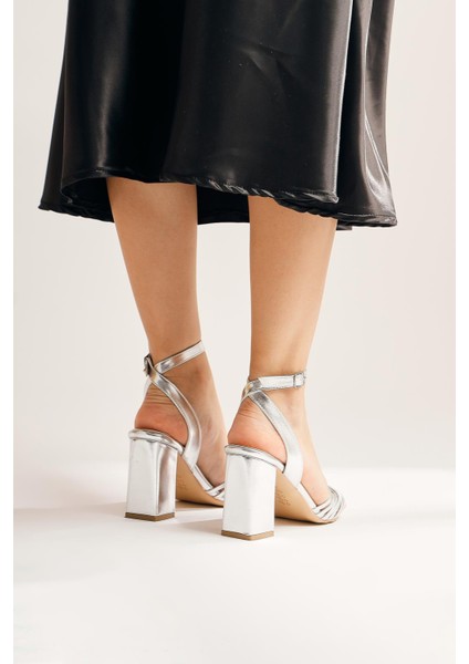 Leiya Gümüş Bilekten Bağlamalı Kalın Topuklu Sandalet fırsatları