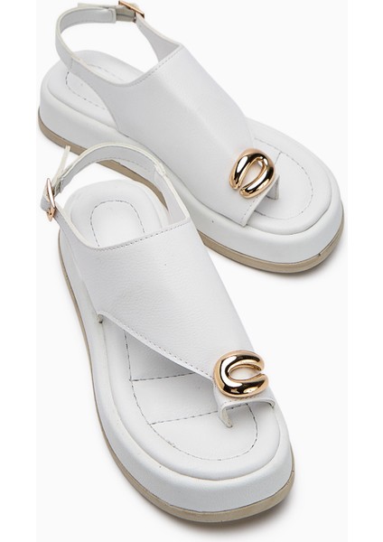 Troya Beyaz Parmak Arası Tokalı Kadın Sandalet