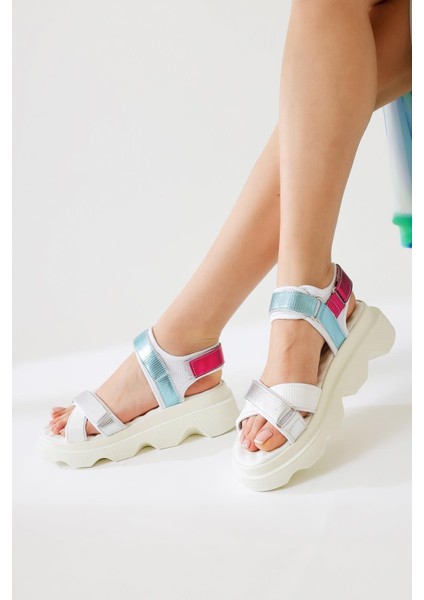 Siga Beyaz Çarpraz Bantlı Cırt Cırt Detaylı Sandalet