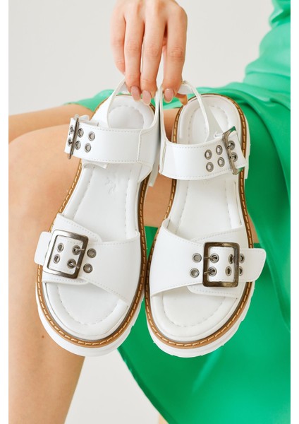 Tamera Beyaz Toka Detay Kalın Tabanlı Sandalet