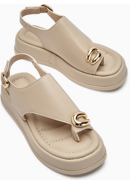 Troya Bej Parmak Arası Tokalı Kadın Sandalet
