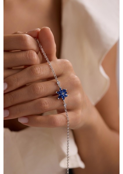 925 Ayar Gümüş Rodyum Kaplama Doç Zincirli Mavi Taşlı Lotus Çiçeği Bileklik fiyatları