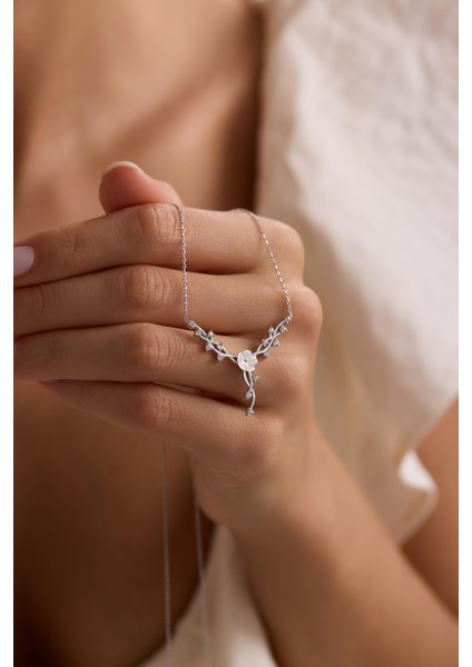 925 Ayar Gümüş Rodyum Kaplama Manolya Çiçeği Sarmaşık Model Kolye