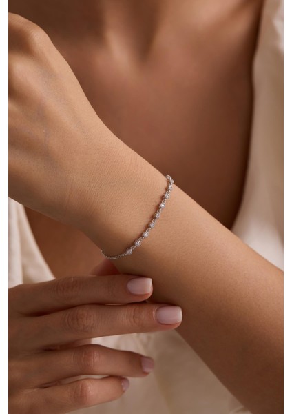 925 Ayar Gümüş Rodyum Kaplama Minik Sıralı Beyaz Zirkon Taşlı Bileklik