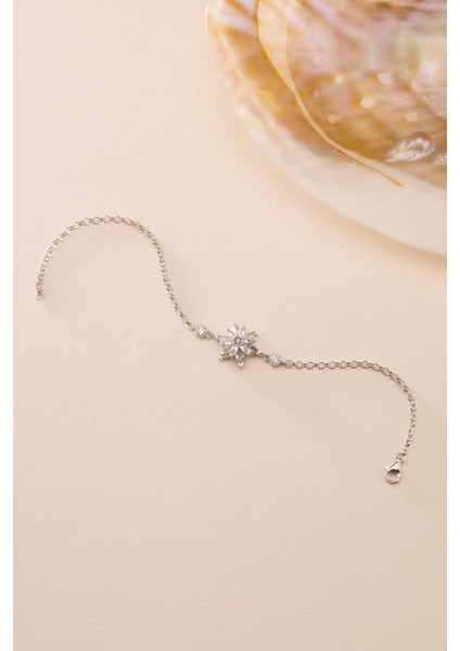 925 Ayar Gümüş Rodyum Kaplama Doç Zincirli Beyaz Taşlı Lotus Çiçeği Bileklik fiyatları