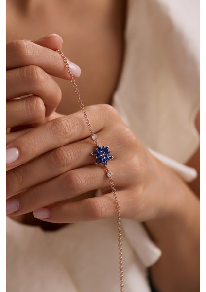 925 Ayar Gümüş Rose Kaplama Doç Zincirli Mavi Taşlı Lotus Çiçeği Bileklik