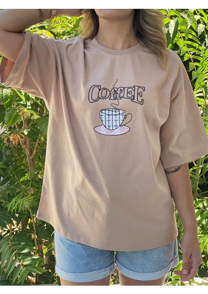 Kadın Bej Baskılı Oversize Tişört – Coffee Desenli, Pamuklu Rahat Kalıp