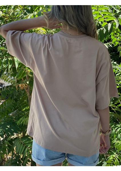 Kadın Bej Baskılı Oversize Tişört – Coffee Desenli, Pamuklu Rahat Kalıp modelleri