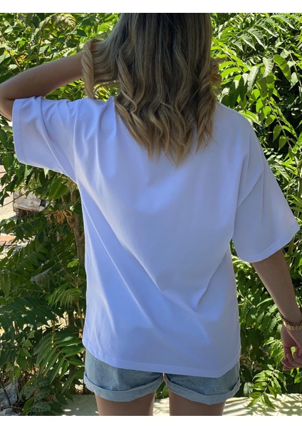 Kadın Beyaz Baskılı Oversize Tişört – Hindistan Cevizi Desenli, Pamuklu Rahat Kalıp modelleri