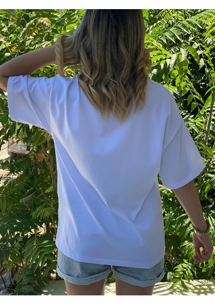 Kadın Beyaz Baskılı Oversize Tişört – Pembe Pantolonlu Ayı Desenli , Pamuklu Rahat Kalıp modelleri