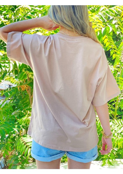 Kadın Bej Yaz Temalı Baskılı Oversize Tişört – Hindistan Cevizi Desenli, Pamuklu Rahat Kalıp modelleri