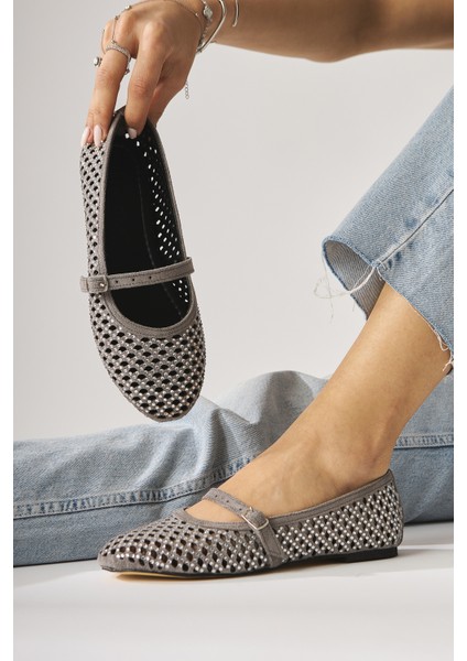 Nicole Gri Süet Oval Burunlu Delikli Taş Detaylı Tek Bantlı Günlük Kadın Ayakkabı fiyatları