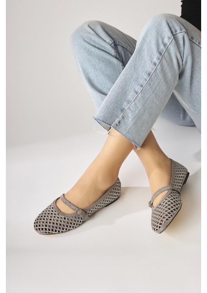 Nicole Gri Süet Oval Burunlu Delikli Taş Detaylı Tek Bantlı Günlük Kadın Ayakkabı fırsatları