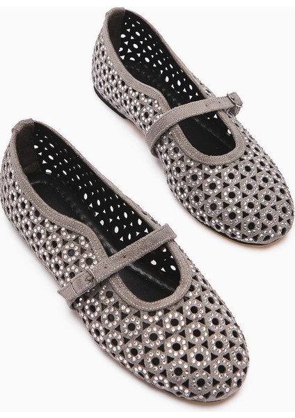 Nicki Gri Süet Oval Burunlu Delikli Taş Detaylı Tek Bantlı Günlük Kadın Ayakkabı