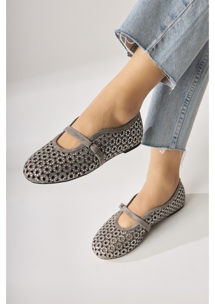 Nicki Gri Süet Oval Burunlu Delikli Taş Detaylı Tek Bantlı Günlük Kadın Ayakkabı fiyatları