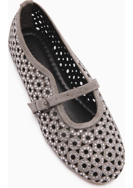 Nicki Gri Süet Oval Burunlu Delikli Taş Detaylı Tek Bantlı Günlük Kadın Ayakkabı modelleri