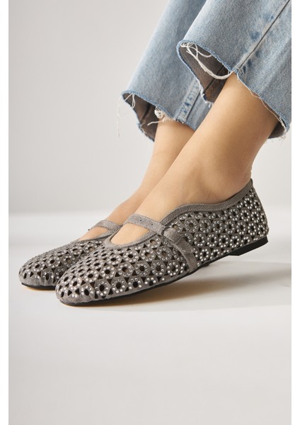 Nicki Gri Süet Oval Burunlu Delikli Taş Detaylı Tek Bantlı Günlük Kadın Ayakkabı fırsatları