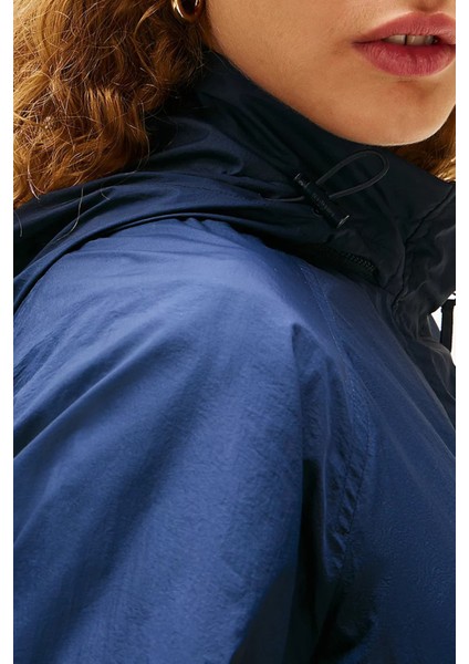 Logolu Su Itici Relaxed Fit Gizlenebilen Kapüşonlu Ceket Bayan Ceket WW0WW46444 C1G fırsatları