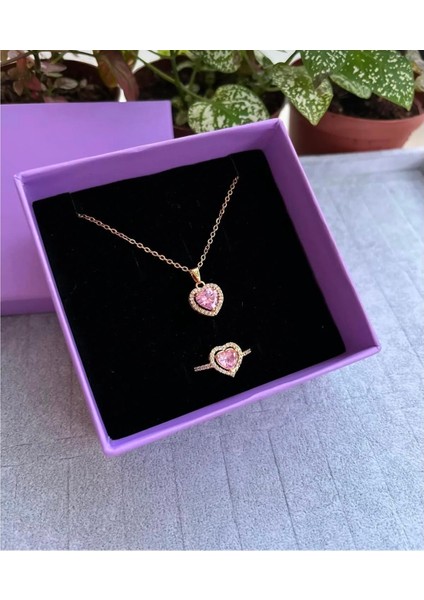 Pembe Kalpli Taşlı Kolye ve Pembe Kalpli Ayarlanabilir Yüzük Set Kutulu fiyatları