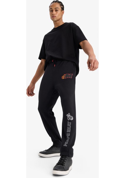 Fit NBA Miami Heat Kalın Sporcu Jogger Eşofman Altı Standart Fit Cepli Esnek Bantlı Paça D6561AX25SP fiyatları