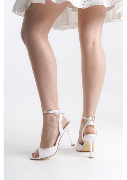 Kadın Ince Zarif Bantlı Kadeh Topuklu Ayakkabı fiyatları