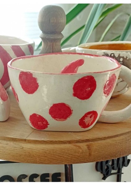 El Yapımı Beyaz Seramik Fincan, Şık ve Zarif Tasarım