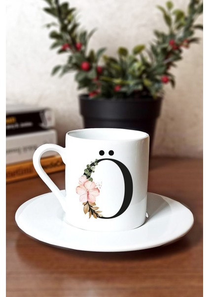 Çiçekli Beyaz Porselen Türk Kahvesi Fincanı, Şık ve Zarif Tasarım
