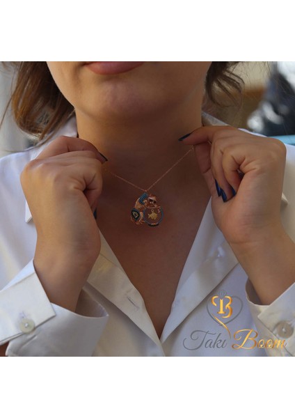 Özel tasarım Kedi Kolye, Renkli Taşlı Akvaryumda Balık Yakalayan Kedi Gümüş Kolye, Rose Gold Kaplama modelleri