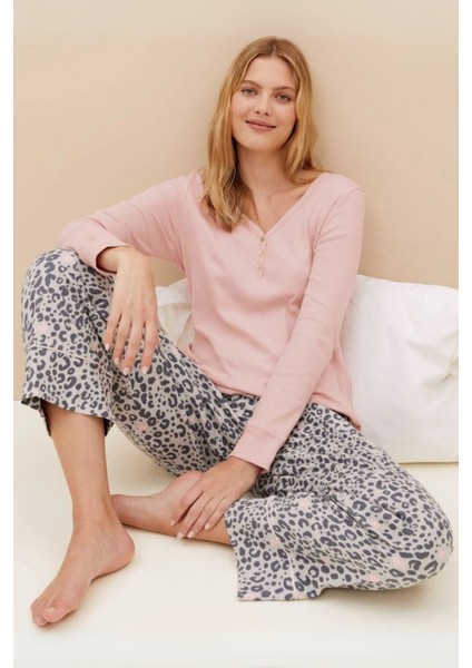 Kadın Leopar Desenli Açık Pembe Pijama Takımı – V Yaka, Biyeli