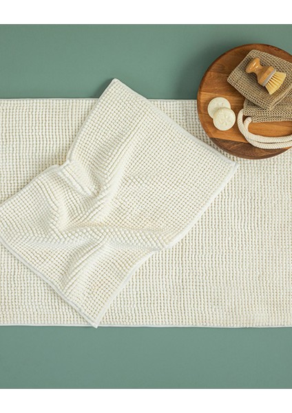 Ekru Banyo Paspası ve Makarna Temalı Şık Set, Hijyen ve Konfor Sağlar.