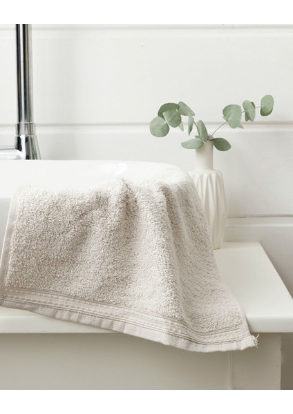 Yumuşak ve Şık 30X30 cm Bej El Havlusu, Günlük Kullanıma Uygun.