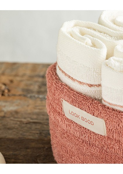 Yumuşak Pamuklu 4'lü Havlu Seti, Gül Kurusu ve Ekru Renk Seçenekleriyle Şık Kullanım modelleri