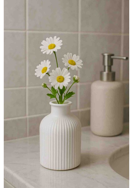 Minimal Beyaz Dekoratif Vazo – Modern Çizgili Tasarım